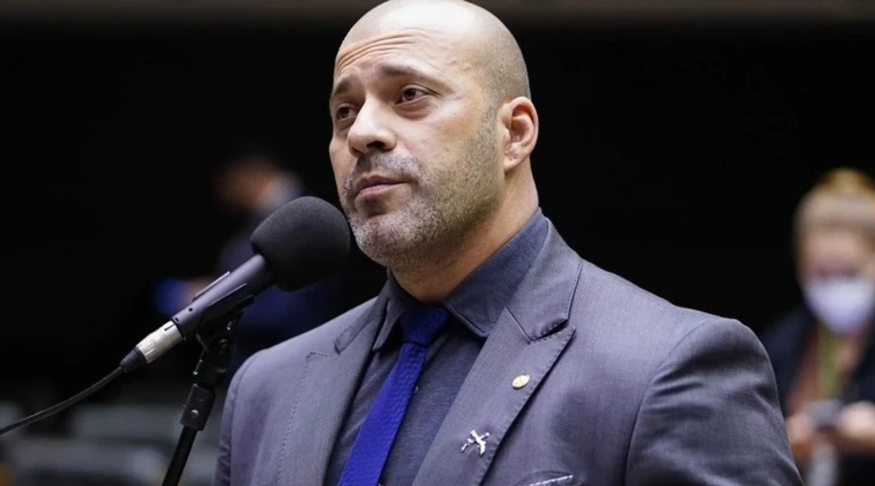 Moraes determina a execução imediata da pena de prisão imposta a Daniel Silveira