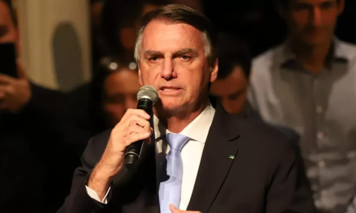 Bolsonaro tem ‘melhora gradativa’, mas segue sem previsão de alta, diz boletim médico