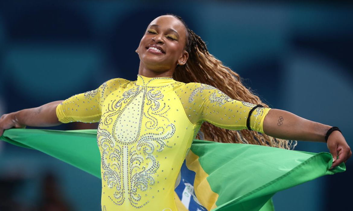 Rebeca Andrade segue fazendo história e leva prata no salto