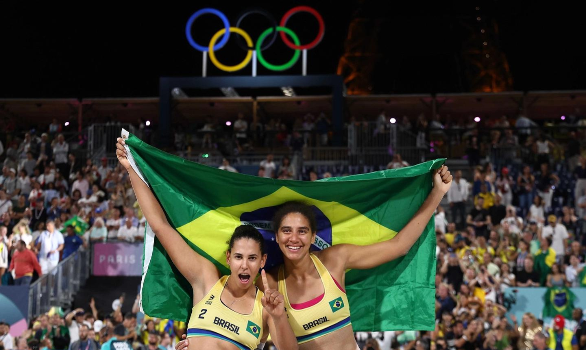 Ana Patrícia e Duda levam o ouro e colocam vôlei de praia feminino no topo olímpico após 28 anos