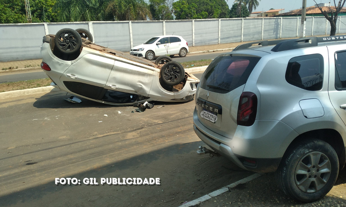 Acidente na Avenida Industrial: Fiat Argo capota após colisão com Renault Duster