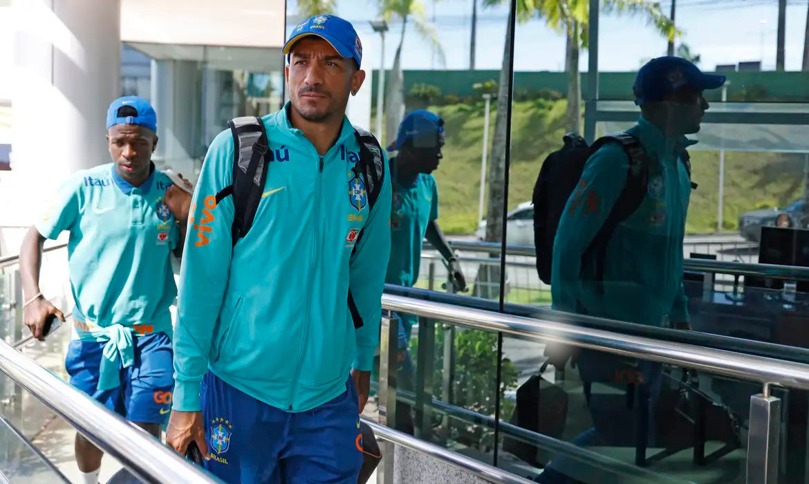 Seleção desembarca em Salvador para jogo contra o Uruguai