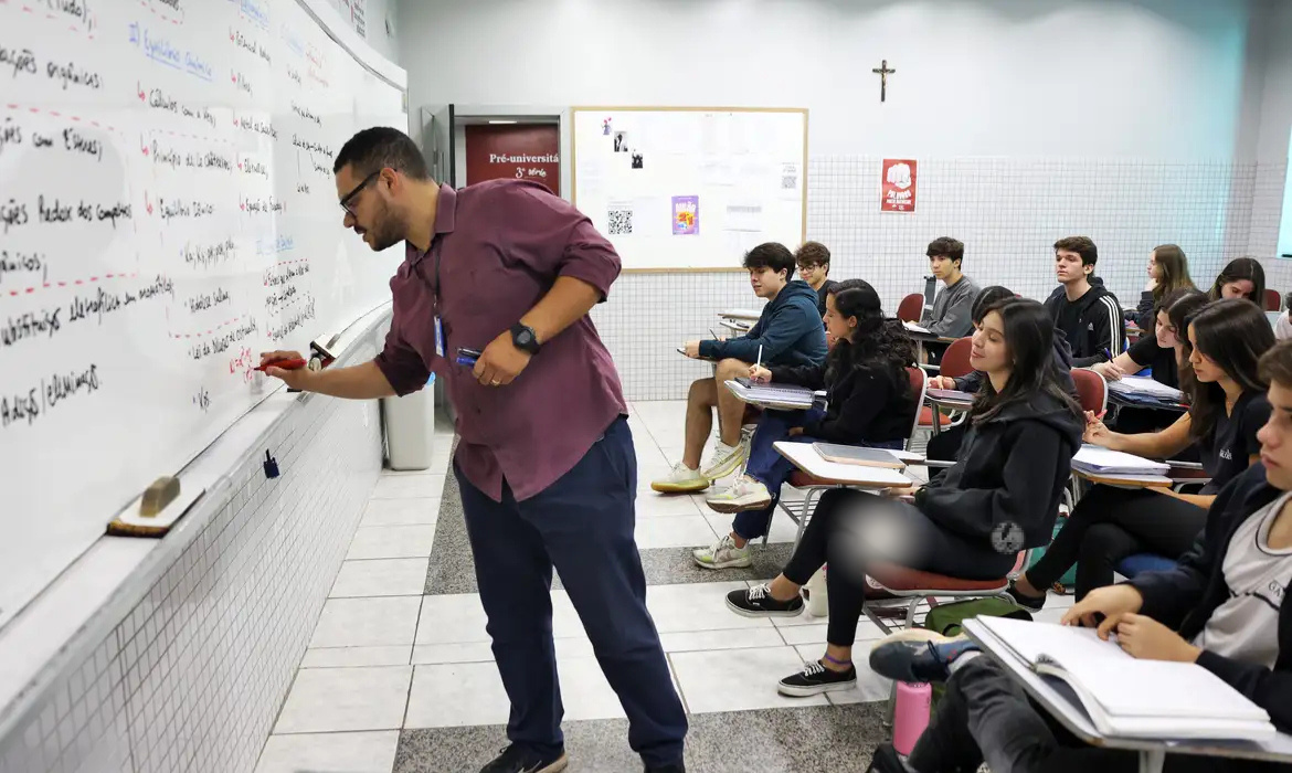 Enem 2024: MEC divulga gabaritos oficiais e cadernos de questões