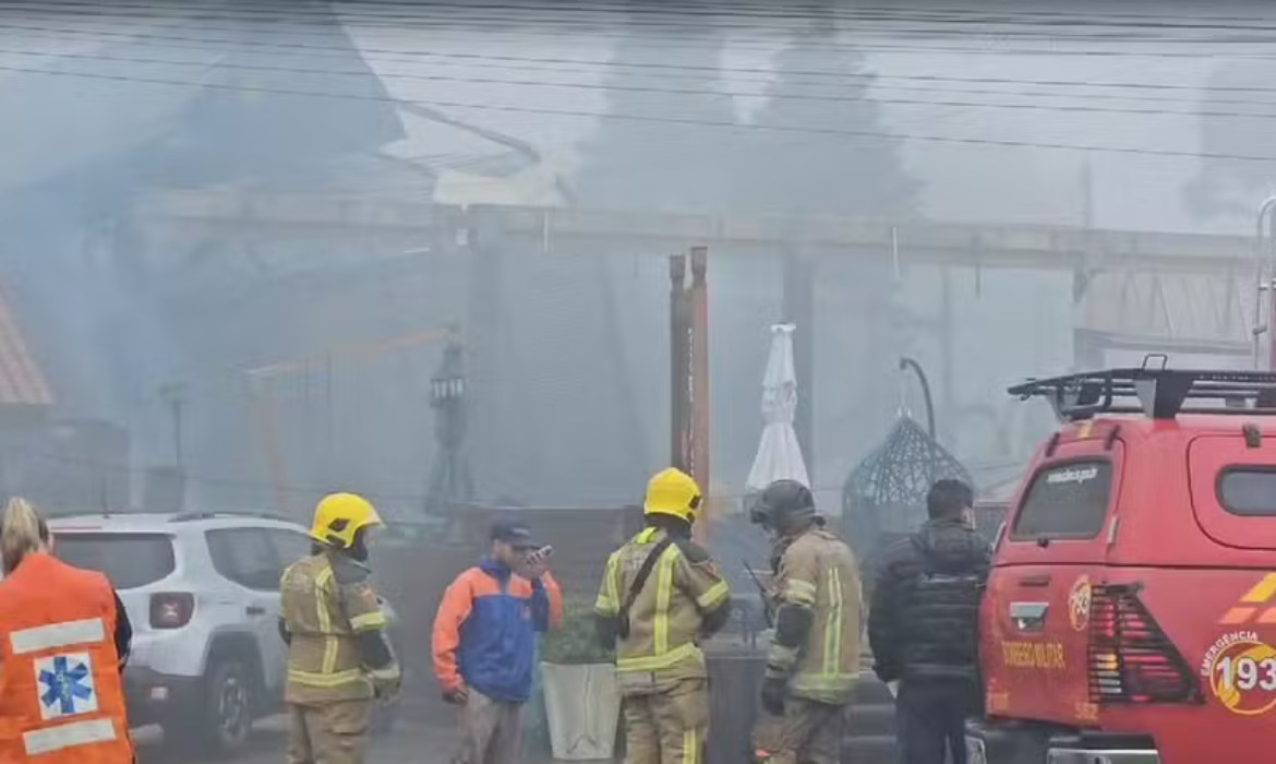 Avião cai e atinge prédio e pousada no centro de Gramado, no RS