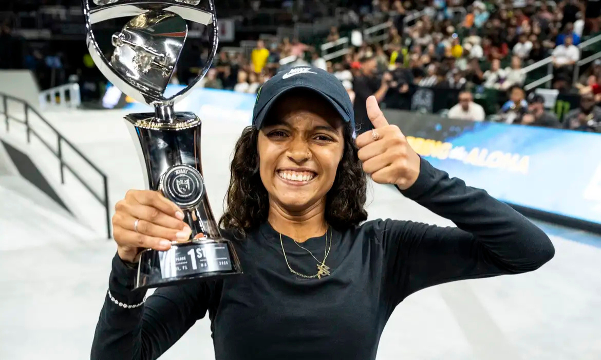 Rayssa Leal estreia na temporada da SLS com vitória na etapa de Miami