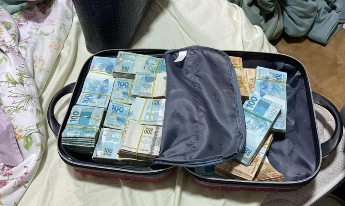 Escândalo em Caxias: PF encontra R$ 467 mil na casa da mãe do prefeito durante operação