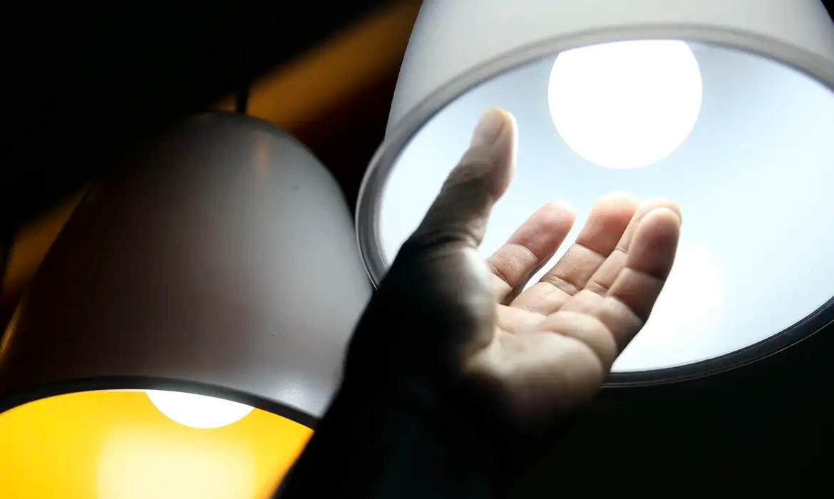 Governo aprova conta de luz gratuita para famílias de baixa renda com consumo de até 80 kWh