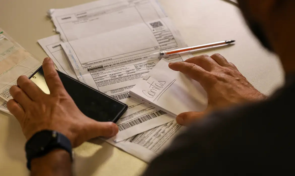 Novo salário mínimo de R$ 1.621 começa a ser pago nesta segunda-feira (2)