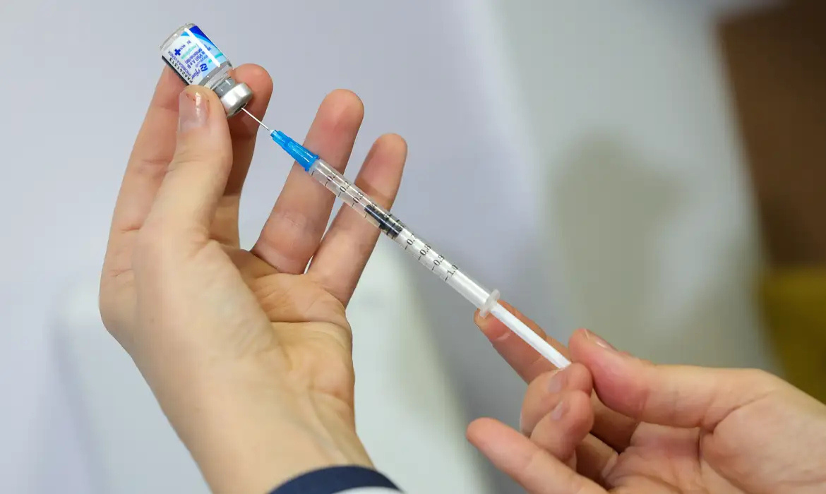 Vacina da gripe não aumenta risco da doença, alerta ministério