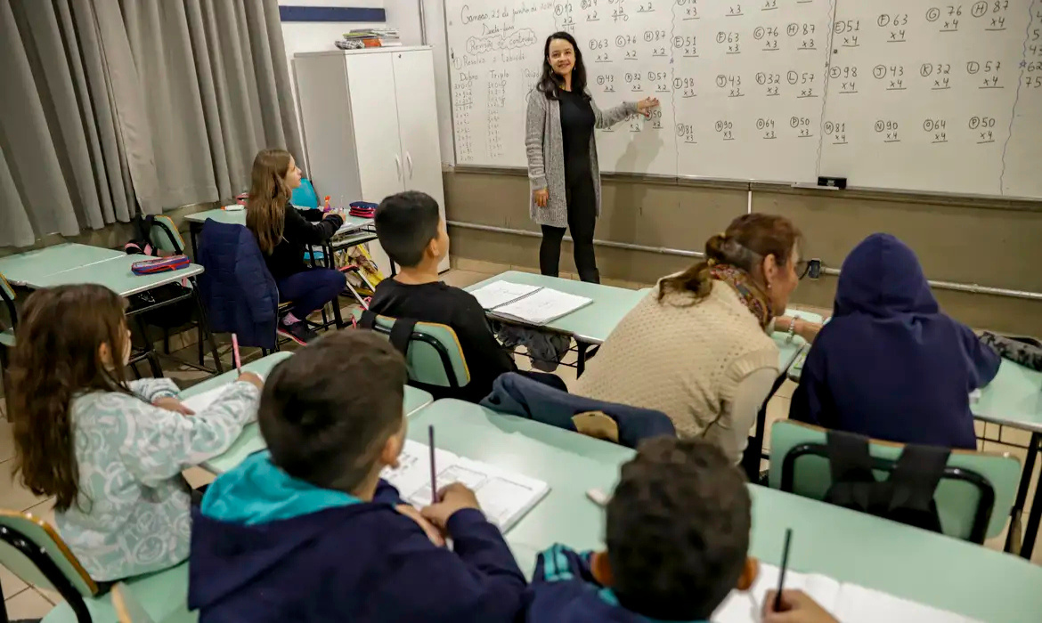 Senado aprova reajuste do piso salarial dos professores para R$ 5,1 mil em 2026